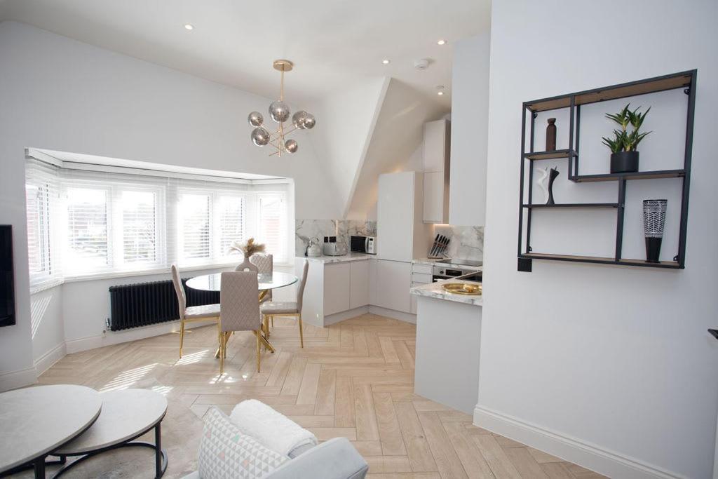 Ultra Stylish Apt Set In An Affluent Location Poole Buitenkant foto