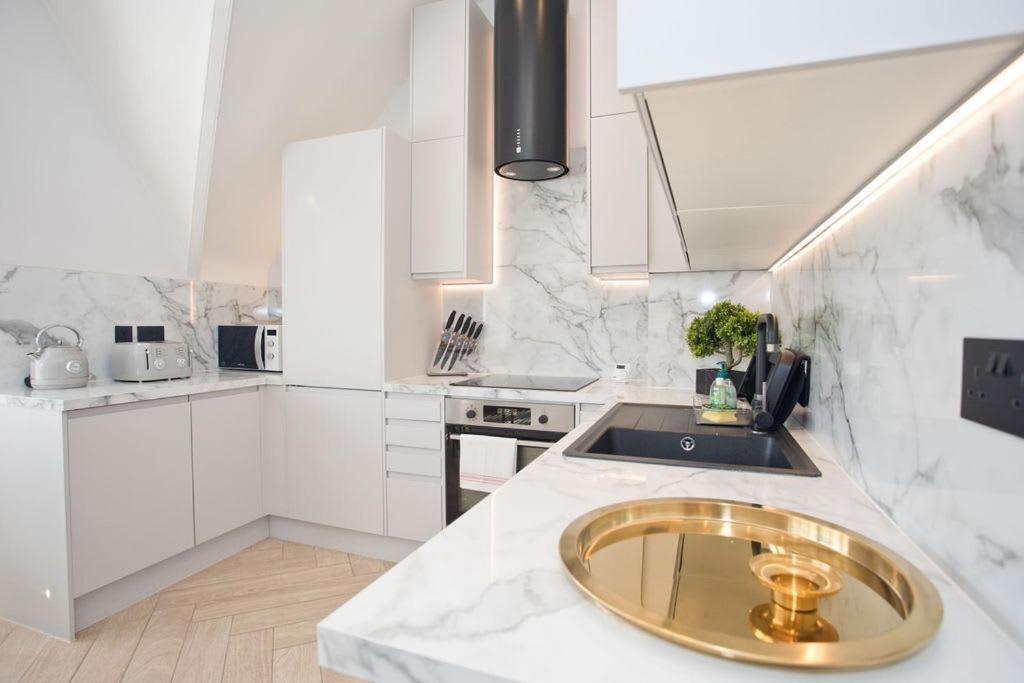 Ultra Stylish Apt Set In An Affluent Location Poole Buitenkant foto