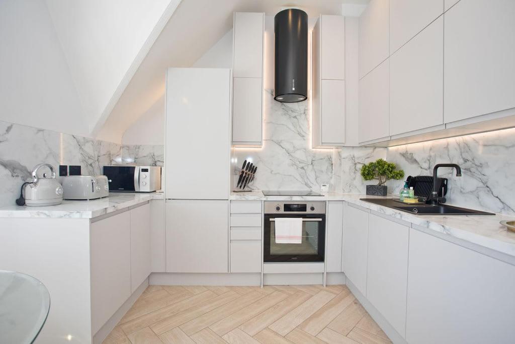 Ultra Stylish Apt Set In An Affluent Location Poole Buitenkant foto