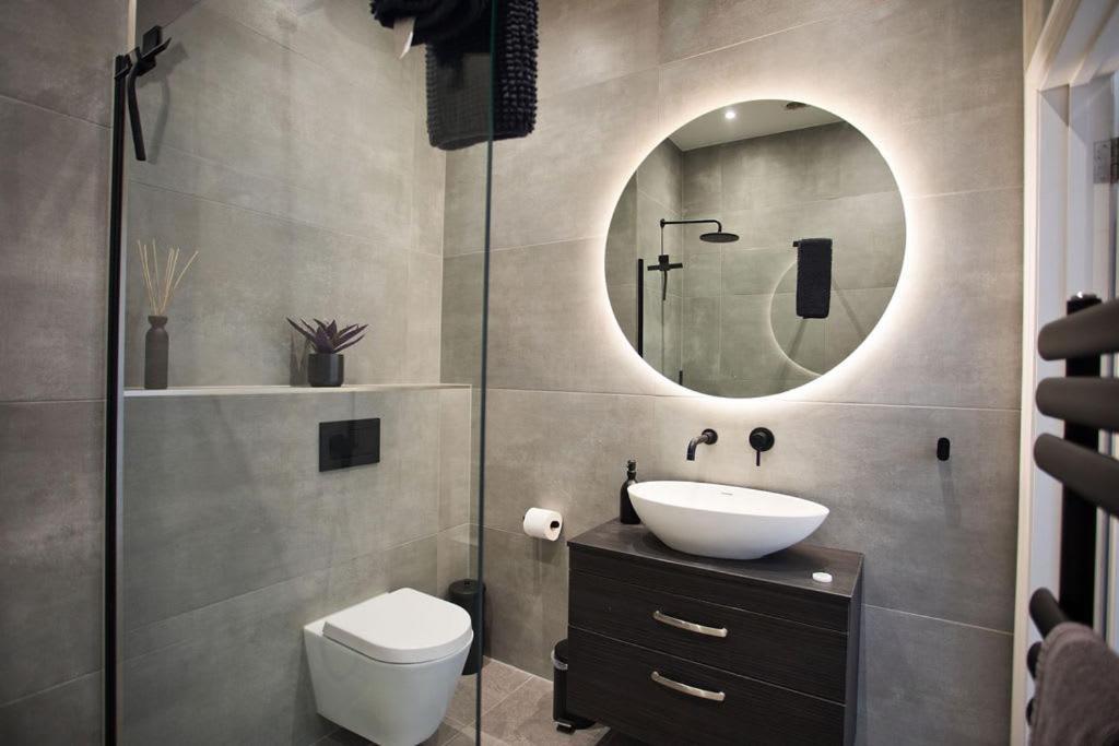 Ultra Stylish Apt Set In An Affluent Location Poole Buitenkant foto