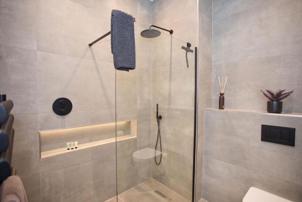 Ultra Stylish Apt Set In An Affluent Location Poole Buitenkant foto