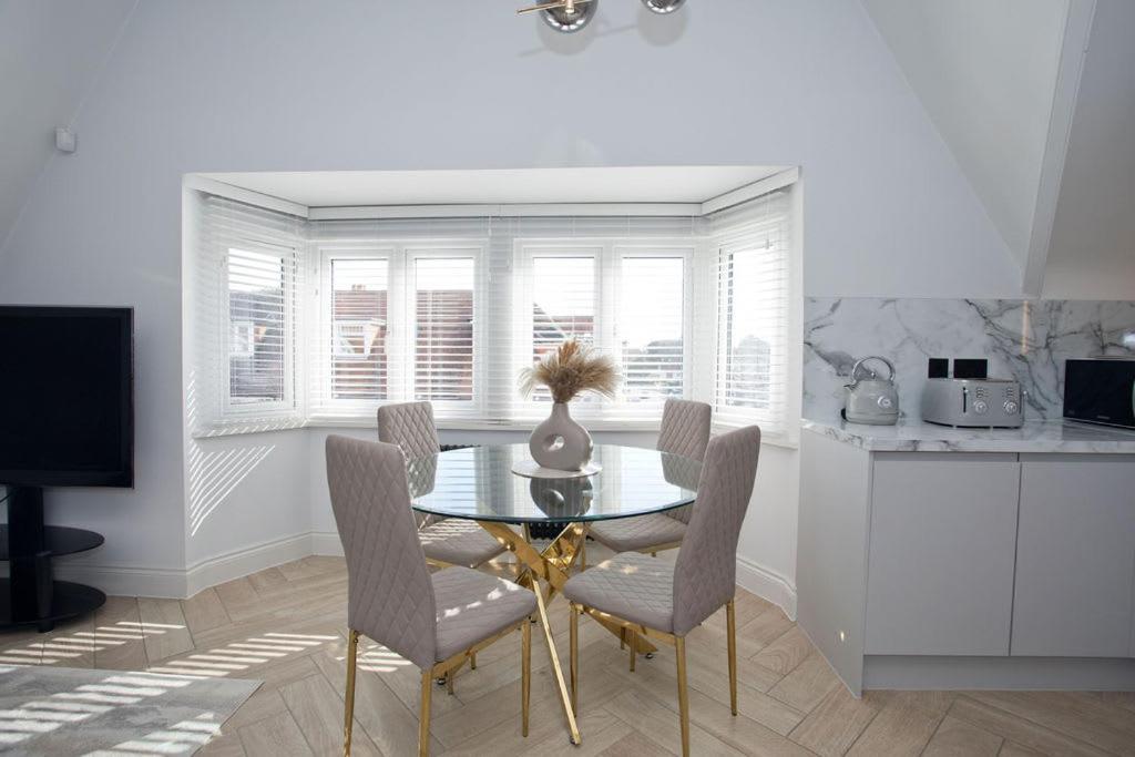 Ultra Stylish Apt Set In An Affluent Location Poole Buitenkant foto